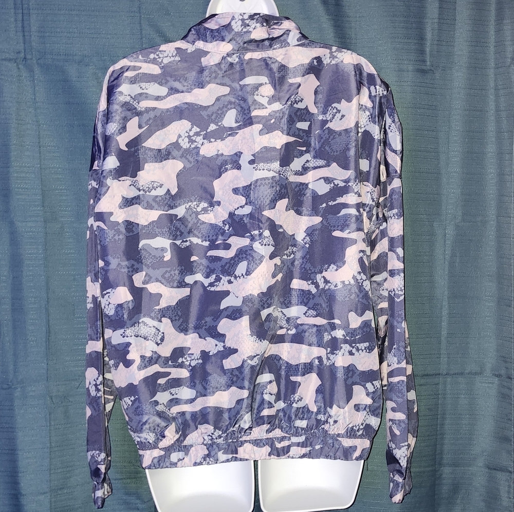 (3/$25) Reebok Lilac Camoflauge Pullover - Picture 4 of 6